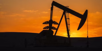 Plataforma petrolera en operación con el precio del barril WTI en alza tras ataques de EE.UU. a Irán