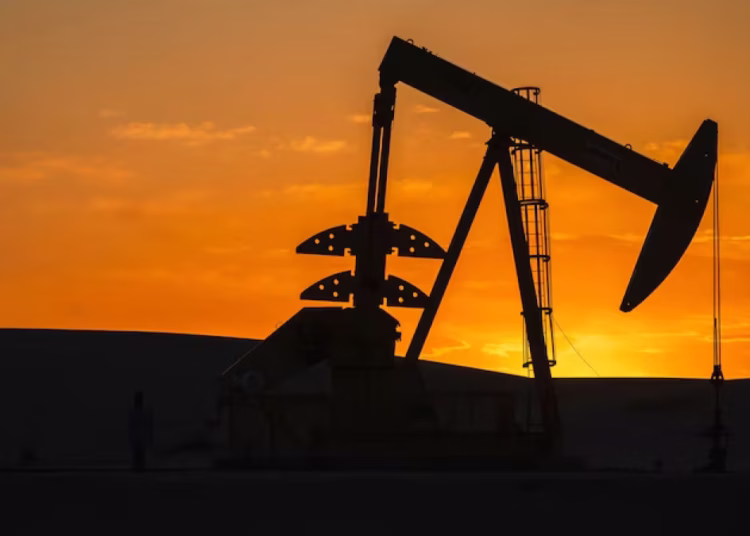 Plataforma petrolera en operación con el precio del barril WTI en alza tras ataques de EE.UU. a Irán