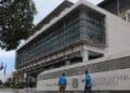 Agentes del Ministerio Público realizan allanamientos en centros médicos durante la Operación Senasa 2.0 en Santo Domingo bajo la lluvia