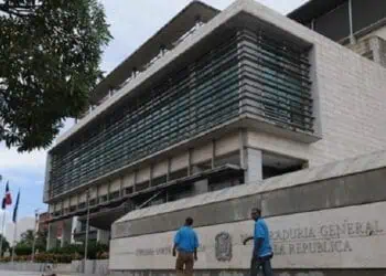 Agentes del Ministerio Público realizan allanamientos en centros médicos durante la Operación Senasa 2.0 en Santo Domingo bajo la lluvia