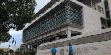 Agentes del Ministerio Público realizan allanamientos en centros médicos durante la Operación Senasa 2.0 en Santo Domingo bajo la lluvia