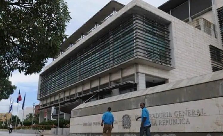 Agentes del Ministerio Público realizan allanamientos en centros médicos durante la Operación Senasa 2.0 en Santo Domingo bajo la lluvia