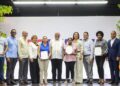 Director de Promipyme Fabricio Gómez entregando créditos a emprendedores en Sabana Perdida, Santo Domingo Norte