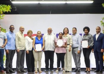 Director de Promipyme Fabricio Gómez entregando créditos a emprendedores en Sabana Perdida, Santo Domingo Norte