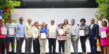 Director de Promipyme Fabricio Gómez entregando créditos a emprendedores en Sabana Perdida, Santo Domingo Norte