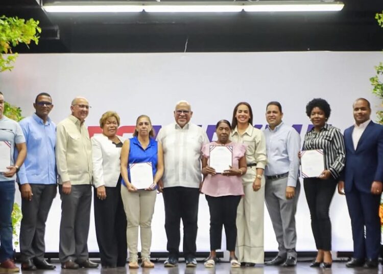 Director de Promipyme Fabricio Gómez entregando créditos a emprendedores en Sabana Perdida, Santo Domingo Norte