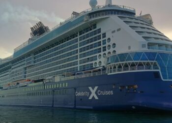 Crucero atracado en el puerto de Puerto Plata, República Dominicana, con turistas desembarcando