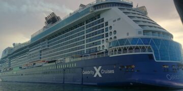 Crucero atracado en el puerto de Puerto Plata, República Dominicana, con turistas desembarcando