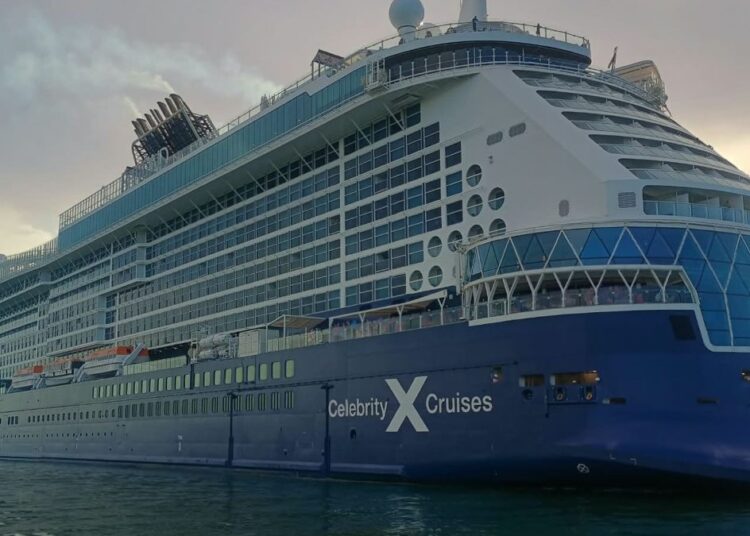 Crucero atracado en el puerto de Puerto Plata, República Dominicana, con turistas desembarcando