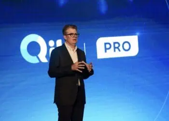 Tarjeta de crédito Qik Pro con tecnología LED Airlight sin banda magnética, emitida por Qik Banco Digital Dominicano