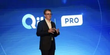 Tarjeta de crédito Qik Pro con tecnología LED Airlight sin banda magnética, emitida por Qik Banco Digital Dominicano