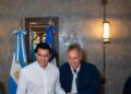 Ministro de Turismo David Collado y el secretario Daniel Scioli firmando acuerdo de turismo deportivo en FIT Argentina 2026