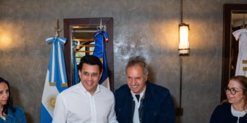 Ministro de Turismo David Collado y el secretario Daniel Scioli firmando acuerdo de turismo deportivo en FIT Argentina 2026