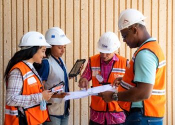 Personal de la ONE con chaleco naranja realizando levantamiento del Registro de Oferta de Edificaciones en zona urbana del Gran Santo Domingo