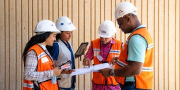 Personal de la ONE con chaleco naranja realizando levantamiento del Registro de Oferta de Edificaciones en zona urbana del Gran Santo Domingo