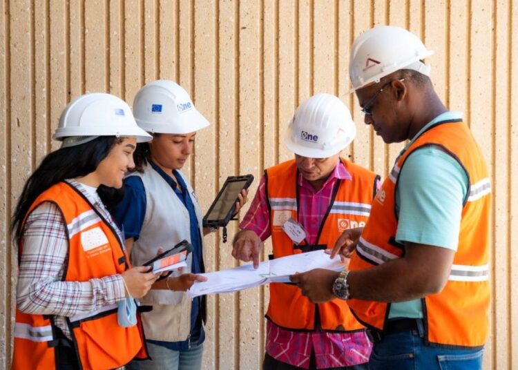 Personal de la ONE con chaleco naranja realizando levantamiento del Registro de Oferta de Edificaciones en zona urbana del Gran Santo Domingo