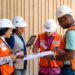 Personal de la ONE con chaleco naranja realizando levantamiento del Registro de Oferta de Edificaciones en zona urbana del Gran Santo Domingo