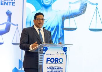 Director de la DGCP Carlos Pimentel durante anuncio del Reglamento de Peritos en Contratación Pública en República Dominicana