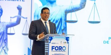 Director de la DGCP Carlos Pimentel durante anuncio del Reglamento de Peritos en Contratación Pública en República Dominicana