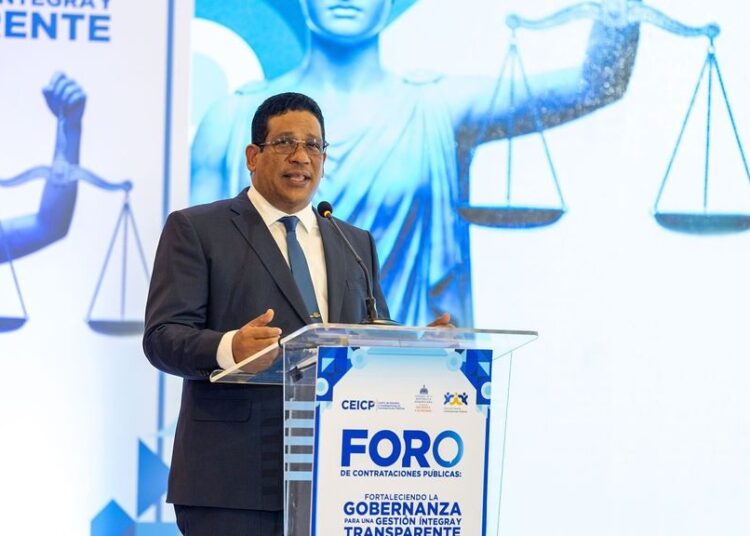 Director de la DGCP Carlos Pimentel durante anuncio del Reglamento de Peritos en Contratación Pública en República Dominicana