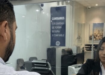 Trabajadores dominicanos en el exterior realizando transferencias de remesas hacia República Dominicana
