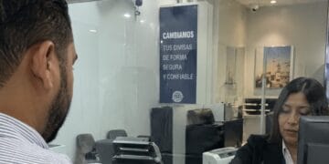 Trabajadores dominicanos en el exterior realizando transferencias de remesas hacia República Dominicana