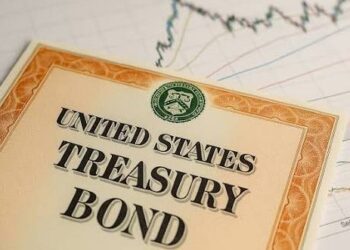 Pantallas con gráficas de rendimientos de bonos del Tesoro de Estados Unidos en sala de operaciones financieras