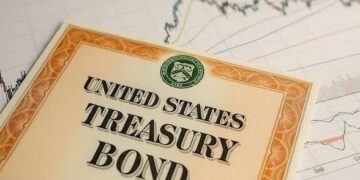 Pantallas con gráficas de rendimientos de bonos del Tesoro de Estados Unidos en sala de operaciones financieras