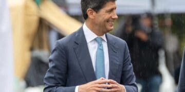 Sala de operaciones en Wall Street con pantallas mostrando la subida de rendimientos de bonos del Tesoro de EEUU