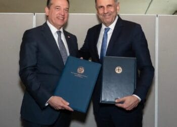 Canciller dominicano Víctor Bisonó y ministro griego Giorgos Gerapetritis durante la firma del memorándum de entendimiento en Nueva York