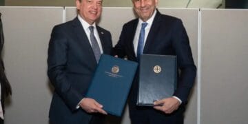 Canciller dominicano Víctor Bisonó y ministro griego Giorgos Gerapetritis durante la firma del memorándum de entendimiento en Nueva York