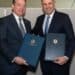 Canciller dominicano Víctor Bisonó y ministro griego Giorgos Gerapetritis durante la firma del memorándum de entendimiento en Nueva York