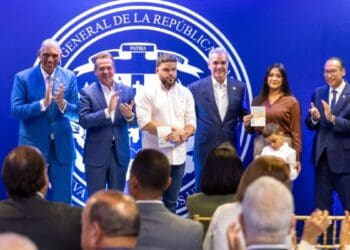 Presidente Luis Abinader entrega el primer pasaporte electrónico dominicano a la familia Valdéz García en Nueva York