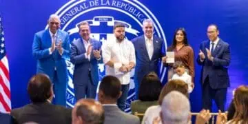 Presidente Luis Abinader entrega el primer pasaporte electrónico dominicano a la familia Valdéz García en Nueva York