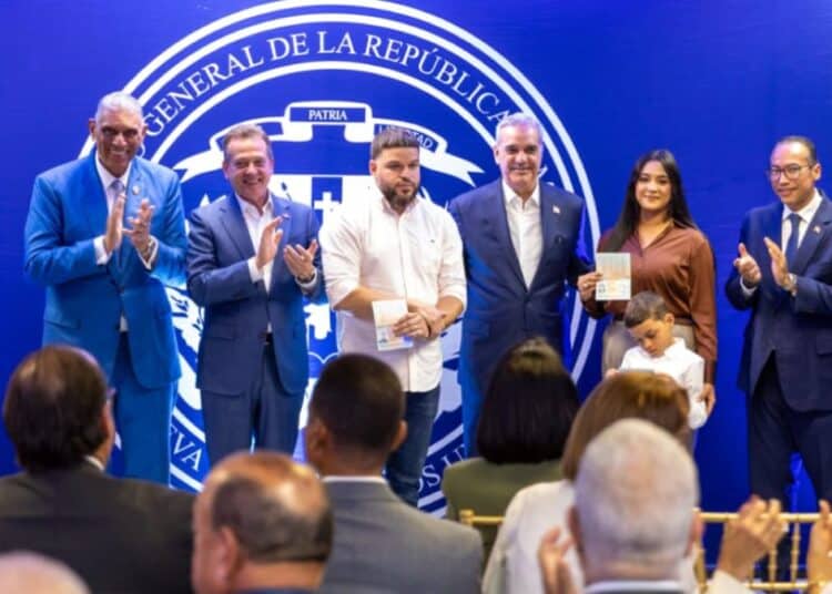 Presidente Luis Abinader entrega el primer pasaporte electrónico dominicano a la familia Valdéz García en Nueva York