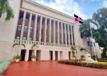 Estudiantes dominicanos de 15 años rindiendo una prueba escrita en un aula durante la evaluación PISA 2025