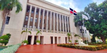 Estudiantes dominicanos de 15 años rindiendo una prueba escrita en un aula durante la evaluación PISA 2025