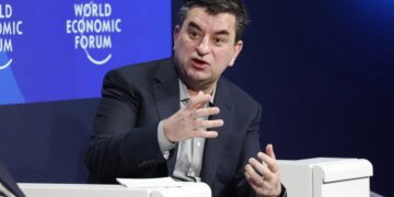 Greg Jensen, codirector de inversiones de Bridgewater Associates, durante una intervención pública sobre riesgos de la inteligencia artificial