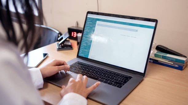 Ejecutivos en reunión de recursos humanos revisando políticas de beneficios laborales en empresa dominicana