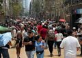 Trabajadores en una oficina formal en México revisando recibos de nómina