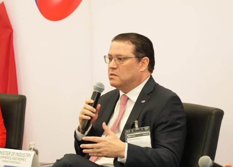Ministro Víctor Yayo Sanz Lovatón durante su intervención ante la OEA en Washington sobre inteligencia artificial y mipymes