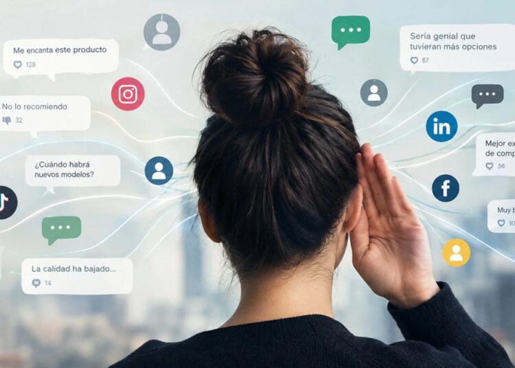 Ejecutivo analizando conversaciones digitales en pantallas con métricas de redes sociales