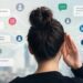 Ejecutivo analizando conversaciones digitales en pantallas con métricas de redes sociales
