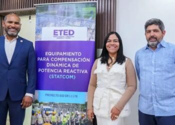 Técnicos de la ETED en una subestación eléctrica de transmisión en República Dominicana