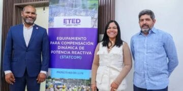 Técnicos de la ETED en una subestación eléctrica de transmisión en República Dominicana