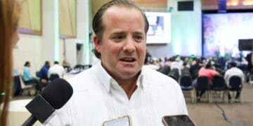 Ministro José Ignacio Paliza hablando sobre tecnología agrícola en evento en Punta Cana