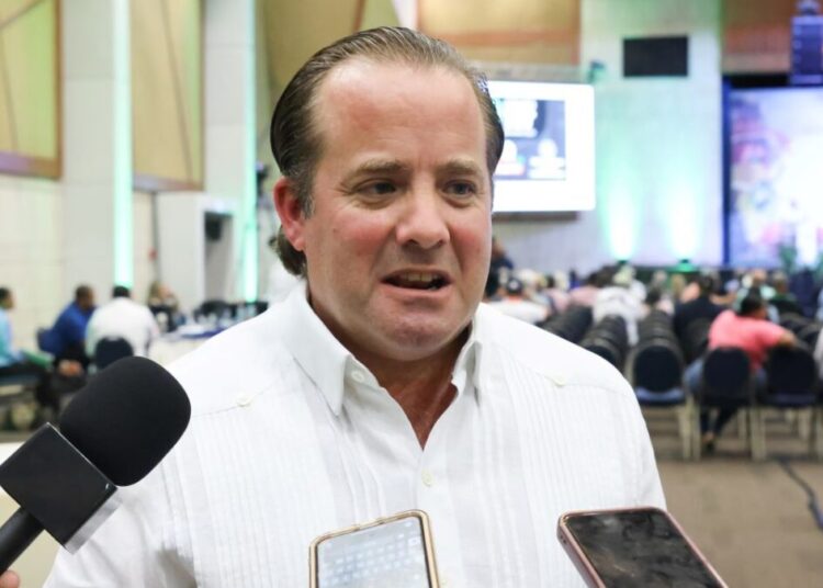 Ministro José Ignacio Paliza hablando sobre tecnología agrícola en evento en Punta Cana