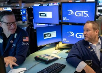 Pantalla del New York Stock Exchange mostrando caídas en los índices bursátiles durante jornada de tensiones entre EE.UU. e Irán