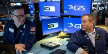 Pantalla del New York Stock Exchange mostrando caídas en los índices bursátiles durante jornada de tensiones entre EE.UU. e Irán