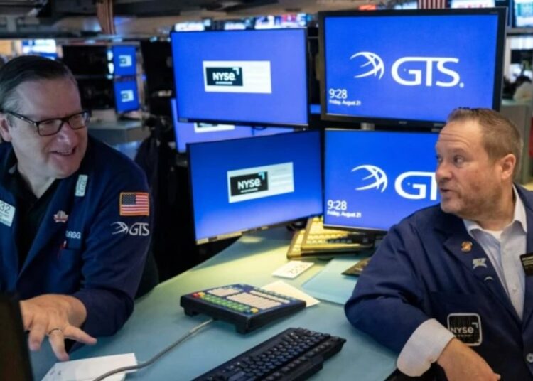 Pantalla del New York Stock Exchange mostrando caídas en los índices bursátiles durante jornada de tensiones entre EE.UU. e Irán